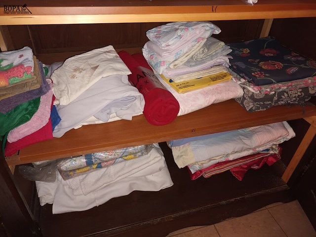 Lot 122 - kleding, linnen en elektro. inhoud kleerkast - afbeelding 2 van  5