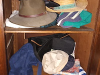 Lot 122 - kleding, linnen en elektro. inhoud kleerkast - afbeelding 4 van  5