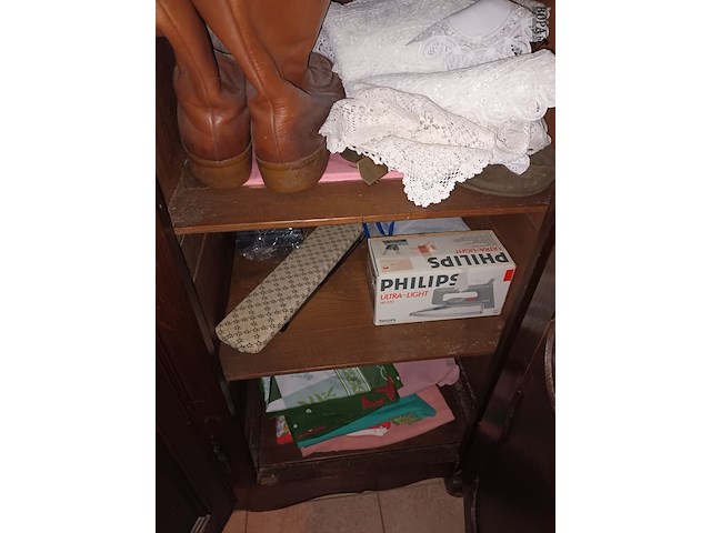 Lot 122 - kleding, linnen en elektro. inhoud kleerkast - afbeelding 5 van  5