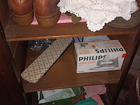 Lot 122 - kleding, linnen en elektro. inhoud kleerkast - afbeelding 5 van  5