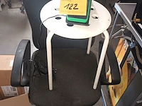 Lot 122 - kruk, bureaustoel en betaalterminal - afbeelding 1 van  4