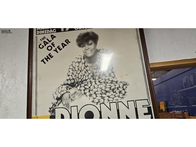 Lot 122 - poster dionne warwick uit 1982 - afbeelding 4 van  4
