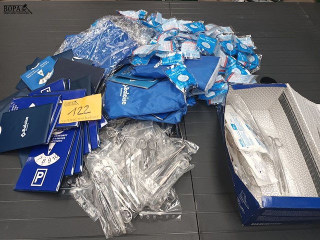 Lot 122 - scharen, oordopjes en parkeerschijven - afbeelding 1 van  4