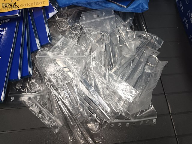 Lot 122 - scharen, oordopjes en parkeerschijven - afbeelding 3 van  4