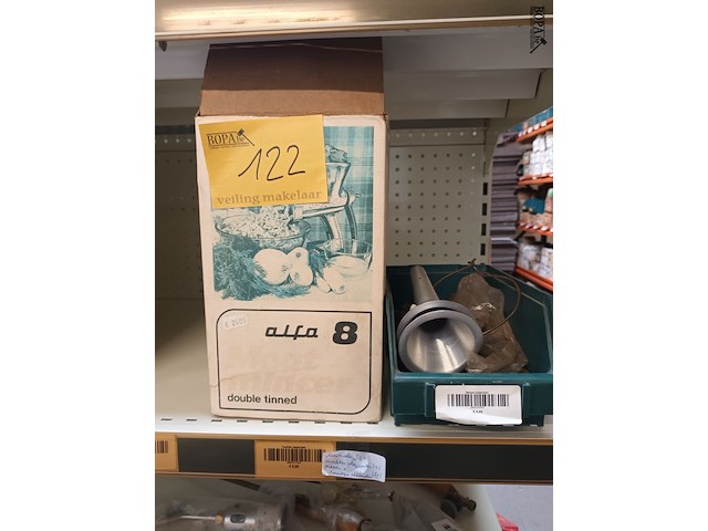 Lot 122 - vleesmolen en accessoires - afbeelding 1 van  3