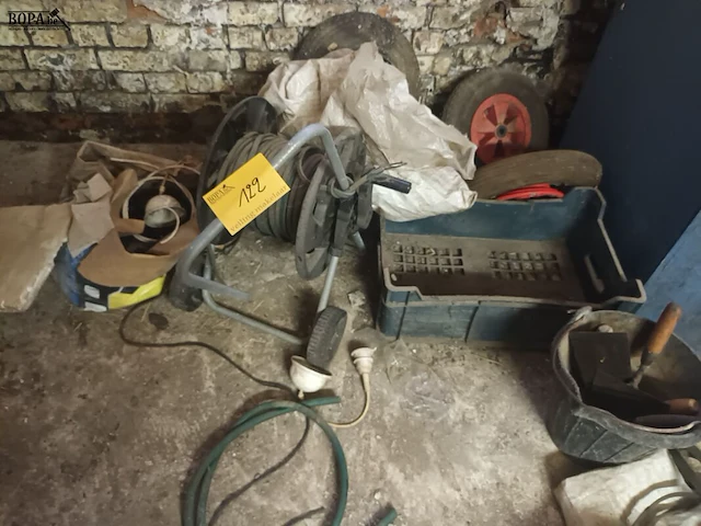 Lot 122 - werkmateriaal en banden - afbeelding 1 van  2