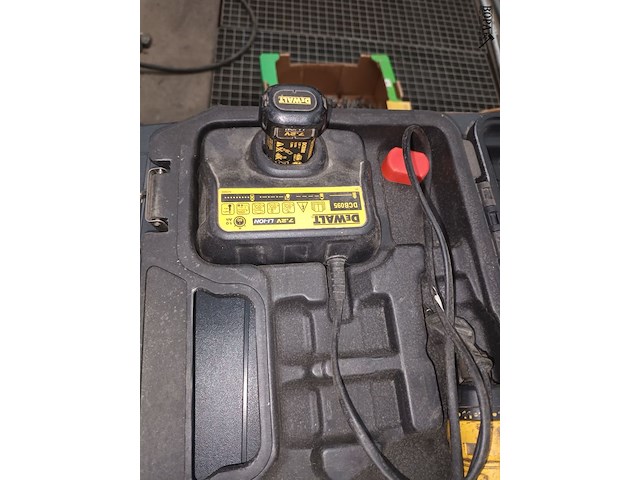 Lot 123 - accu schroefmachine dewalt - afbeelding 2 van  4