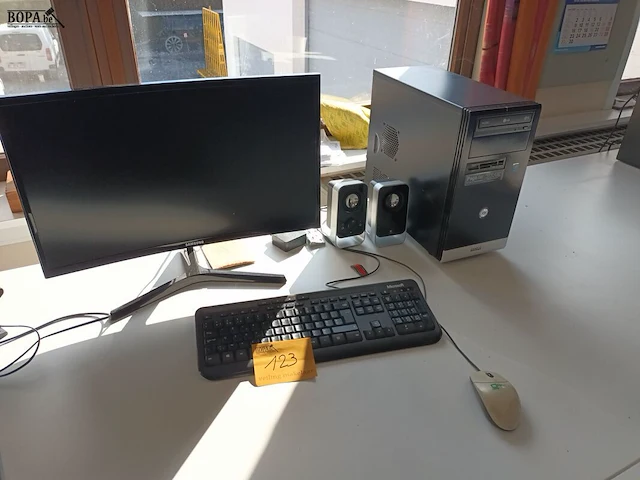 Lot 123 - computerconfiguratie - afbeelding 1 van  4