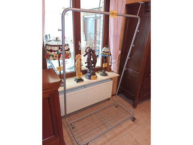 Lot 123 - kledingrek op wielen - afbeelding 1 van  4