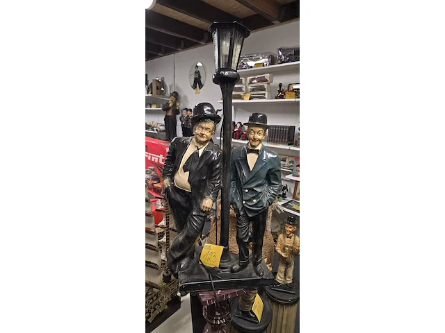Lot 123 - laurel & hardy leunend tegen lantaarn paal - afbeelding 1 van  3
