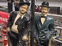 Lot 123 - laurel & hardy leunend tegen lantaarn paal - afbeelding 1 van  3
