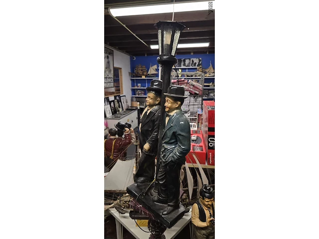 Lot 123 - laurel & hardy leunend tegen lantaarn paal - afbeelding 2 van  3