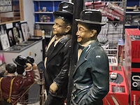 Lot 123 - laurel & hardy leunend tegen lantaarn paal - afbeelding 2 van  3