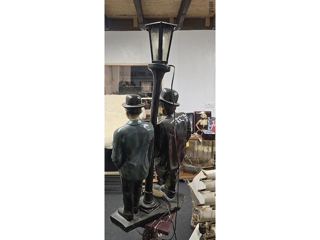 Lot 123 - laurel & hardy leunend tegen lantaarn paal - afbeelding 3 van  3
