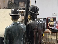 Lot 123 - laurel & hardy leunend tegen lantaarn paal - afbeelding 3 van  3