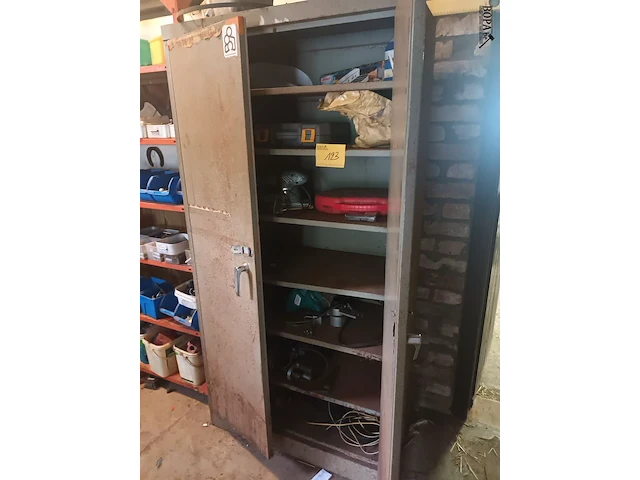Lot 123 - metalen kast met inhoud - afbeelding 1 van  6