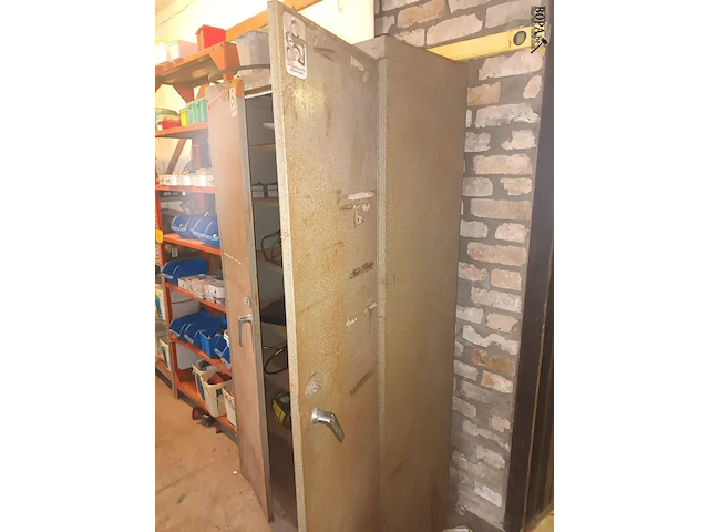 Lot 123 - metalen kast met inhoud - afbeelding 2 van  6