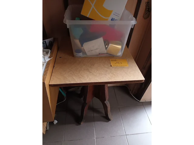 Lot 123 - tafel en inhoud rek - afbeelding 1 van  3