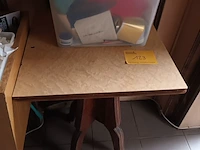 Lot 123 - tafel en inhoud rek - afbeelding 1 van  3