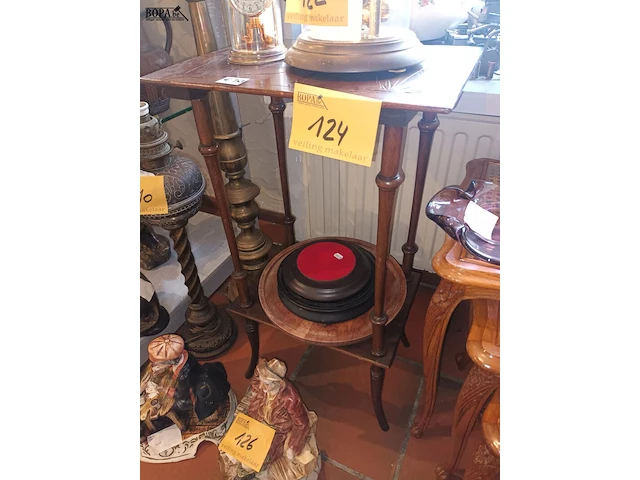 Lot 124 - houten bijzettafel - afbeelding 1 van  5