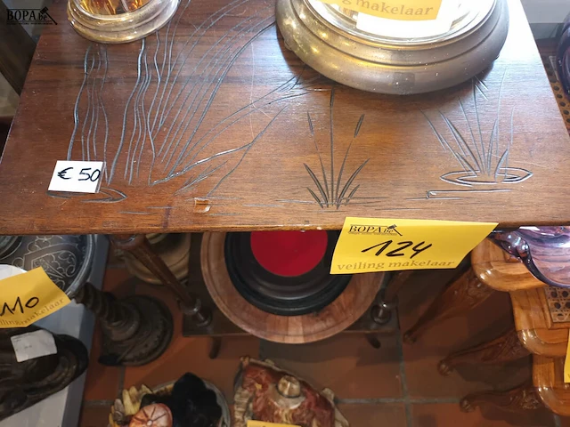 Lot 124 - houten bijzettafel - afbeelding 2 van  5