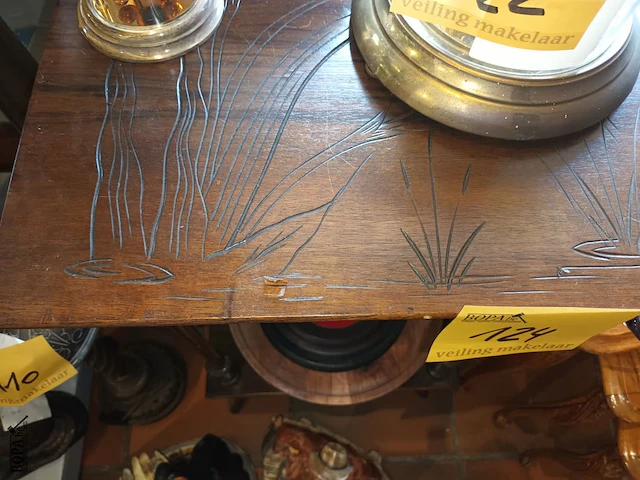 Lot 124 - houten bijzettafel - afbeelding 4 van  5