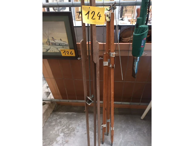 Lot 124 - houten statief. 2 stuks - afbeelding 1 van  4