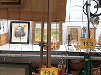 Lot 124 - houten statief. 2 stuks - afbeelding 2 van  4