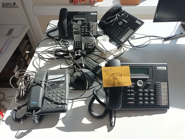 Lot 124 - telefoontoestellen. 7 stuks - afbeelding 1 van  3