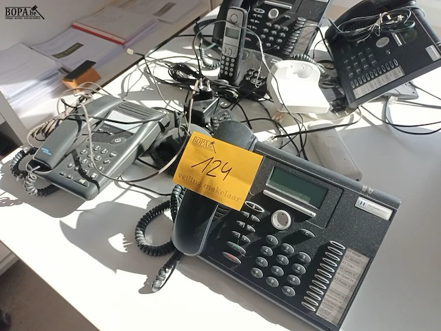 Lot 124 - telefoontoestellen. 7 stuks - afbeelding 3 van  3