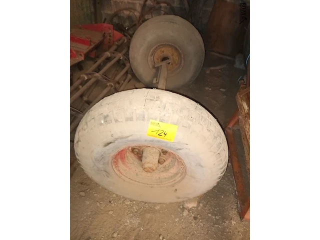 Lot 124 - wielas met wielen - afbeelding 1 van  3