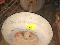 Lot 124 - wielas met wielen - afbeelding 1 van  3