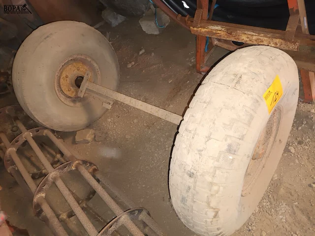 Lot 124 - wielas met wielen - afbeelding 2 van  3