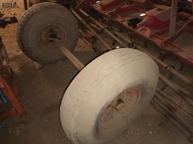 Lot 124 - wielas met wielen - afbeelding 3 van  3