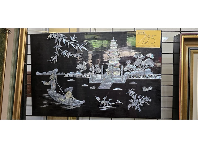Lot 125 - aziatisch paneel met gededailleerde scene, parelmoer inlegwe - afbeelding 1 van  2