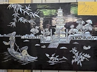 Lot 125 - aziatisch paneel met gededailleerde scene, parelmoer inlegwe - afbeelding 1 van  2