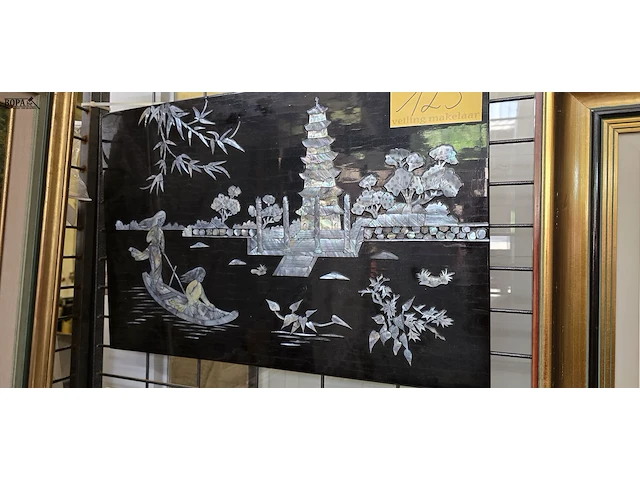Lot 125 - aziatisch paneel met gededailleerde scene, parelmoer inlegwe - afbeelding 2 van  2