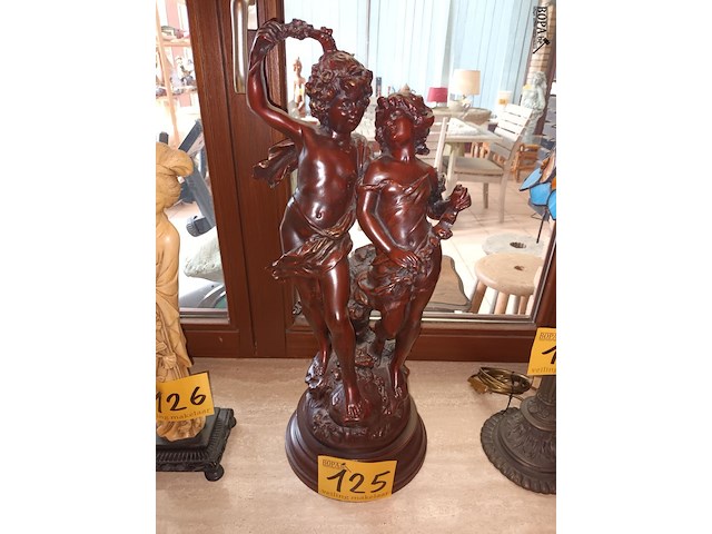 Lot 125 - beeld in ivorine - afbeelding 1 van  3