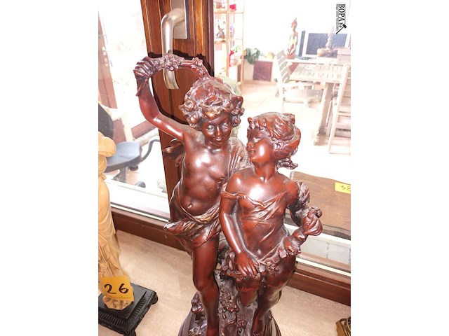 Lot 125 - beeld in ivorine - afbeelding 2 van  3