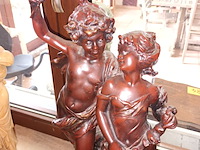 Lot 125 - beeld in ivorine - afbeelding 2 van  3