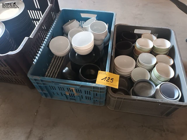 Lot 125 - kommetjes en borden - afbeelding 1 van  5