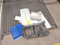 Lot 125 - metalen supports - afbeelding 2 van  3