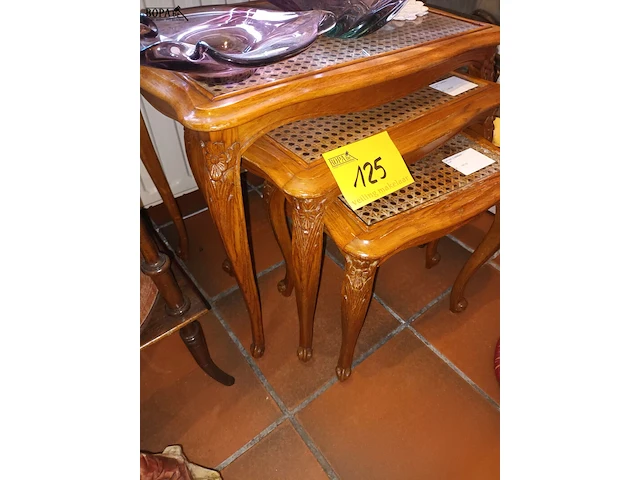 Lot 125 - set van 3 nesttafels - afbeelding 2 van  4
