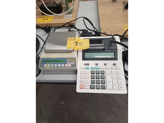 Lot 125 - weegschaal en rekenmachine - afbeelding 1 van  6