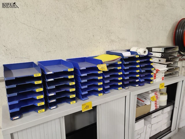 Lot 126 - documentenbakjes en ringmappen - afbeelding 1 van  4