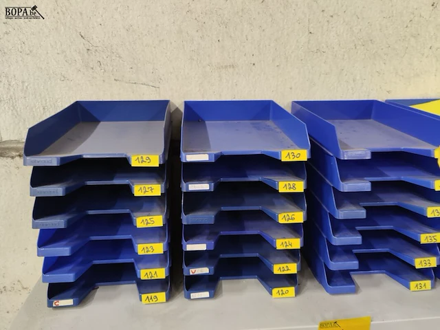 Lot 126 - documentenbakjes en ringmappen - afbeelding 2 van  4