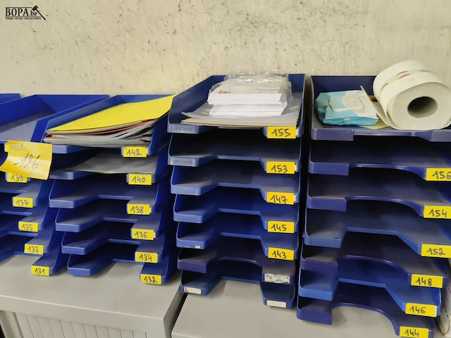 Lot 126 - documentenbakjes en ringmappen - afbeelding 3 van  4
