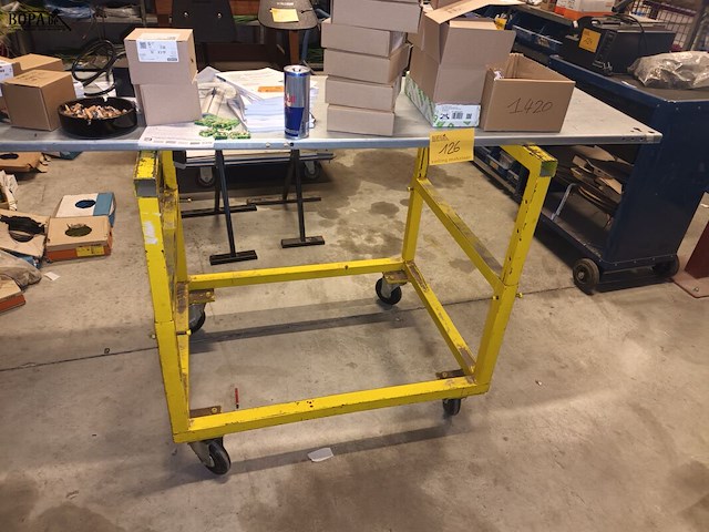 Lot 126 - gele stapelkar met inhoud - afbeelding 1 van  5