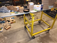 Lot 126 - gele stapelkar met inhoud - afbeelding 2 van  5