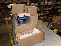 Lot 126 - gele stapelkar met inhoud - afbeelding 3 van  5